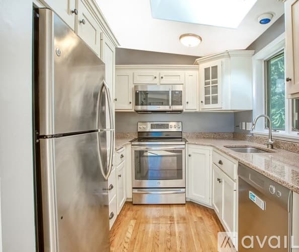 Westport House: 25 Oakview Cir