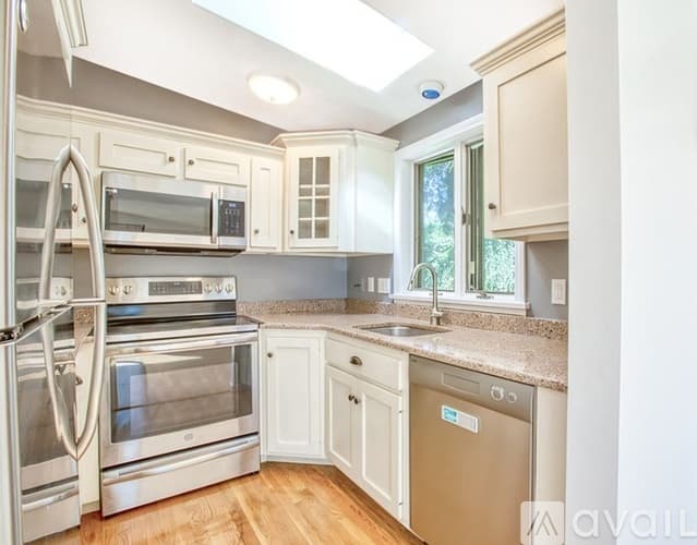 Westport House: 25 Oakview Cir