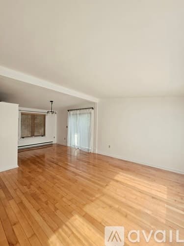 Westport House: 25 Oakview Cir