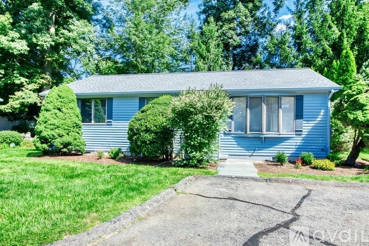 Westport House: 25 Oakview Cir