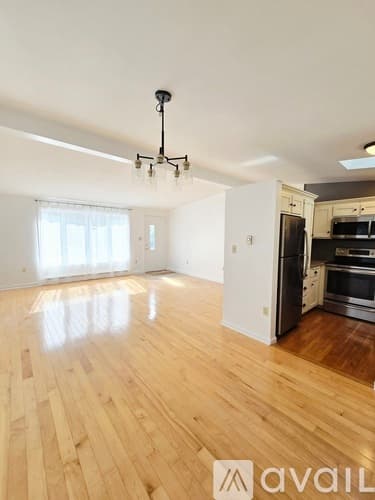 Westport House: 25 Oakview Cir