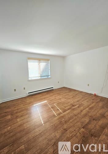 Westport House: 25 Oakview Cir