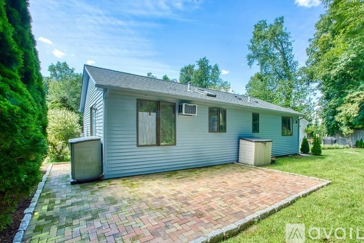 Westport House: 25 Oakview Cir