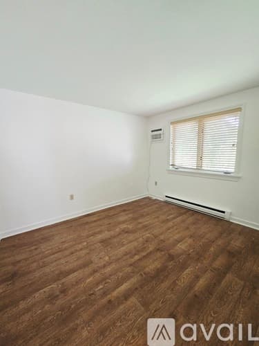 Westport House: 25 Oakview Cir