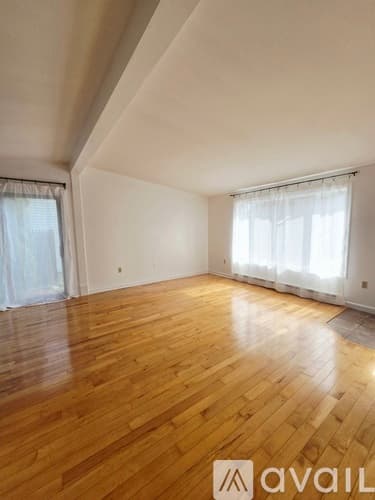 Westport House: 25 Oakview Cir