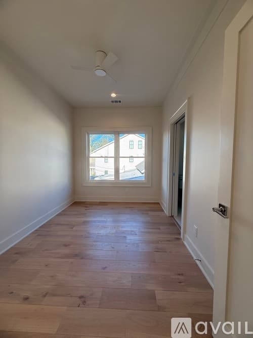 Savannah Townhome: 13 W 45th St