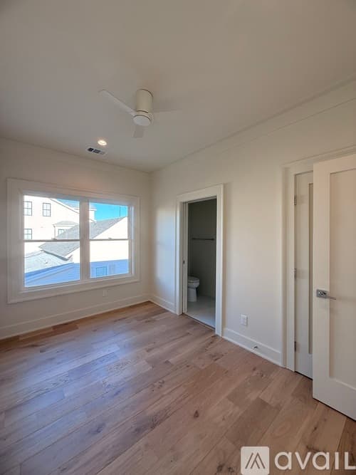 Savannah Townhome: 13 W 45th St