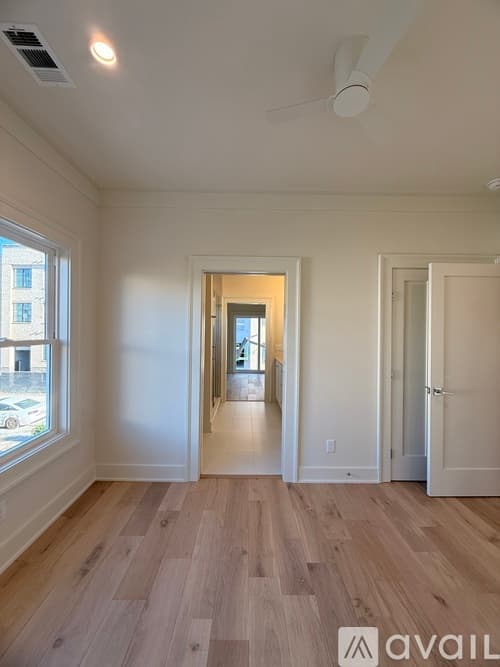 Savannah Townhome: 13 W 45th St