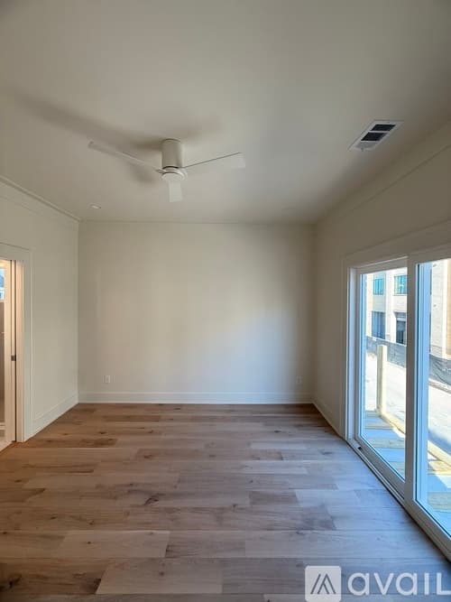 Savannah Townhome: 13 W 45th St