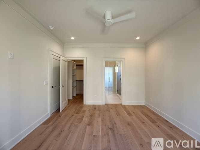 Savannah Townhome: 13 W 45th St