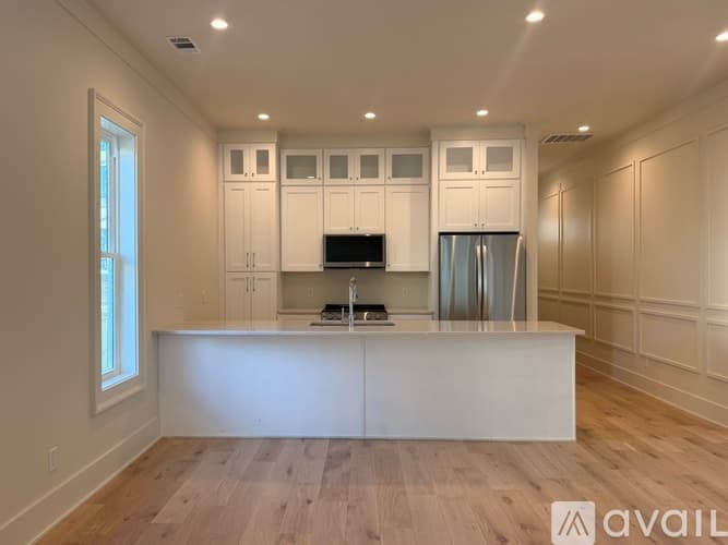 Savannah Townhome: 13 W 45th St