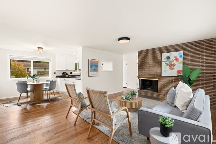 Everett House: 5706 Highland Rd