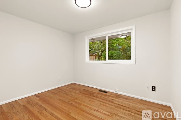 Everett House: 5706 Highland Rd