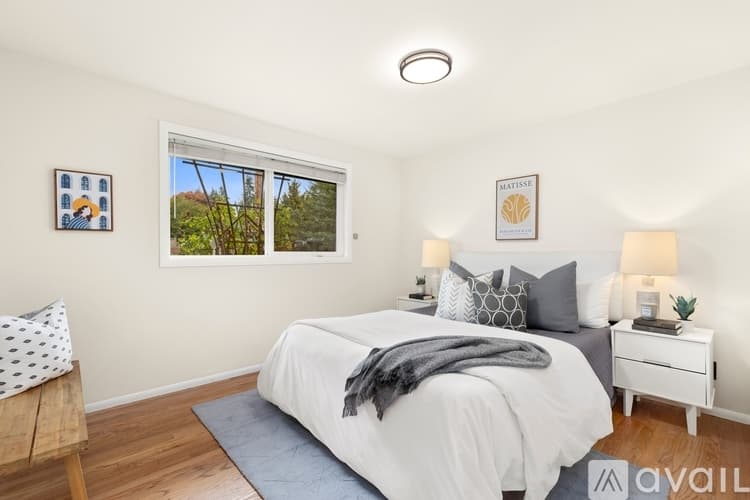 Everett House: 5706 Highland Rd
