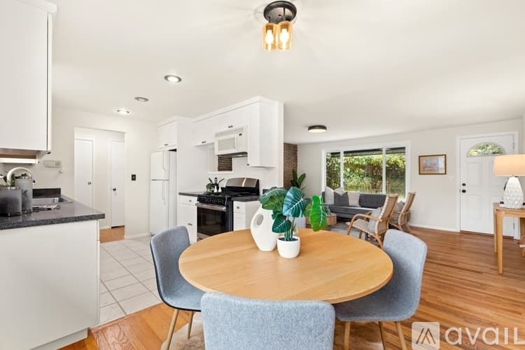 Everett House: 5706 Highland Rd
