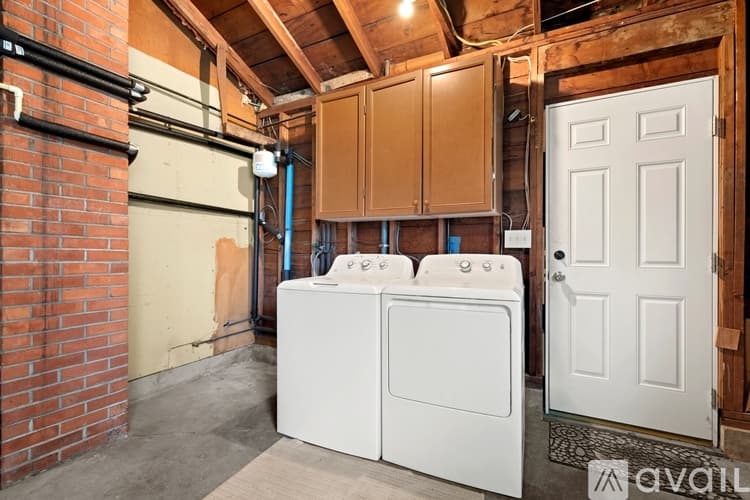 Everett House: 5706 Highland Rd