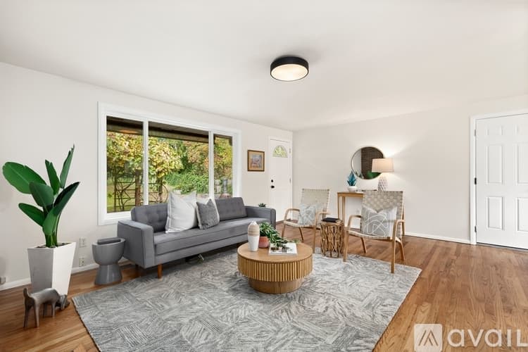 Everett House: 5706 Highland Rd