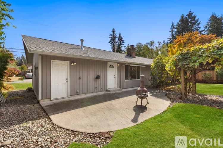 Everett House: 5706 Highland Rd