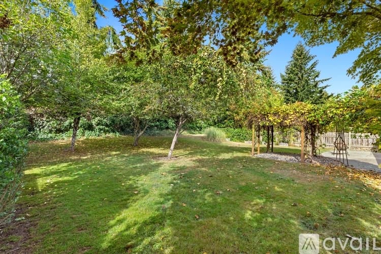 Everett House: 5706 Highland Rd