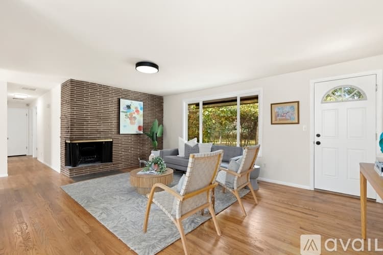 Everett House: 5706 Highland Rd