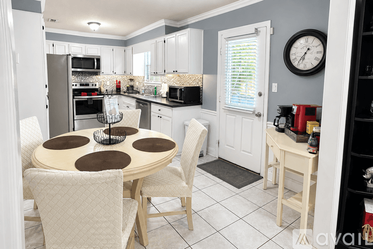 Aiken House: 736 Maple Dr
