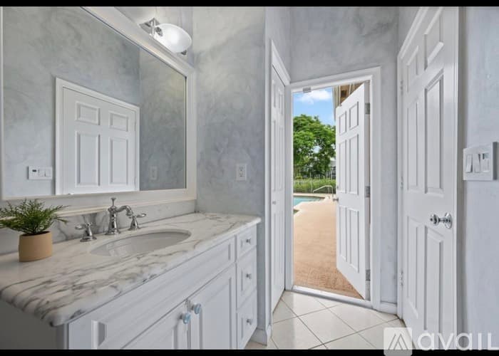 Wellington House: 893 Forest Glen Lane