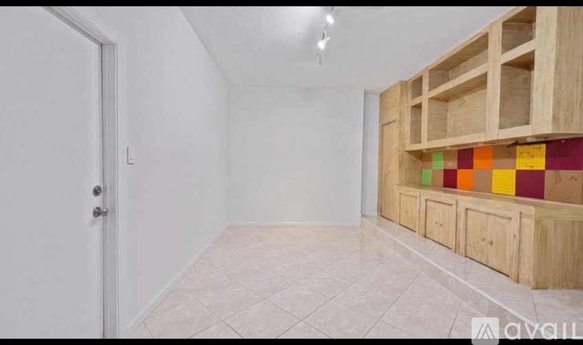 Wellington House: 893 Forest Glen Lane