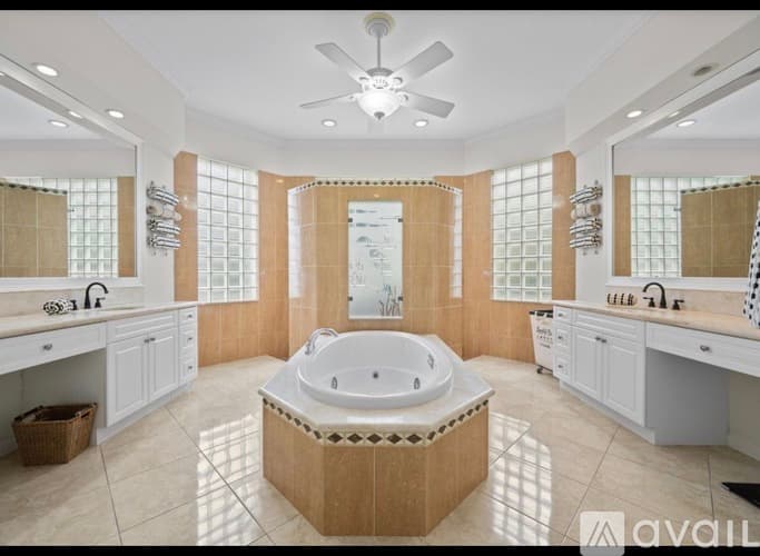 Wellington House: 893 Forest Glen Lane