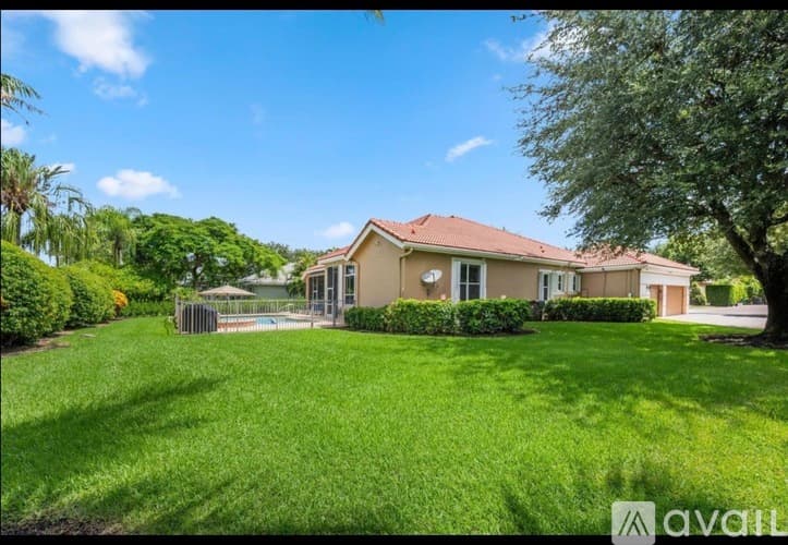 Wellington House: 893 Forest Glen Lane
