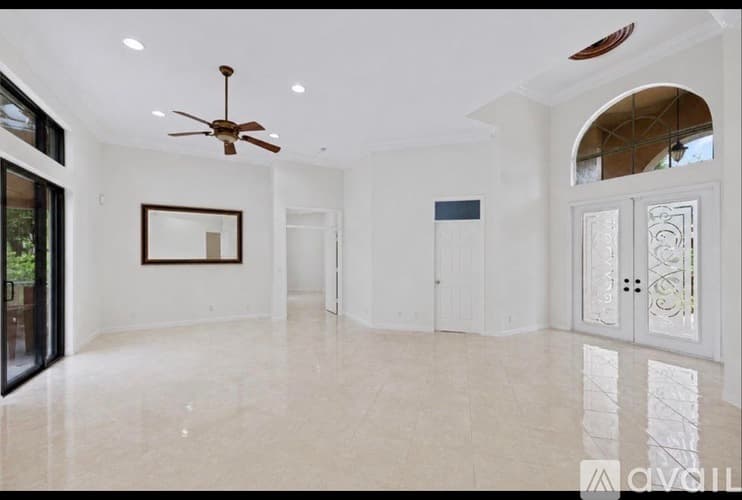 Wellington House: 893 Forest Glen Lane
