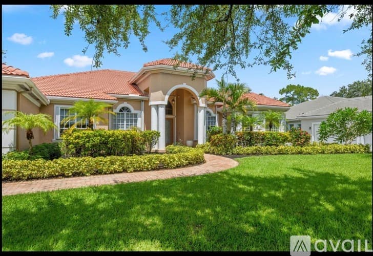 Wellington House: 893 Forest Glen Lane