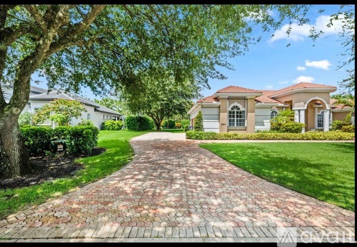Wellington House: 893 Forest Glen Lane