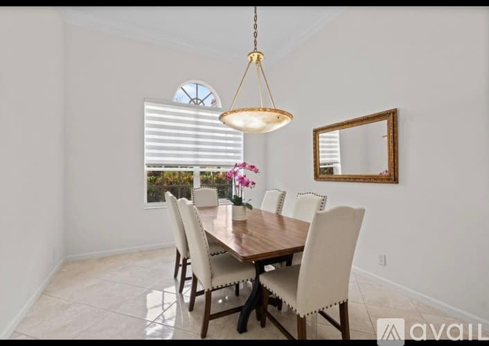 Wellington House: 893 Forest Glen Lane