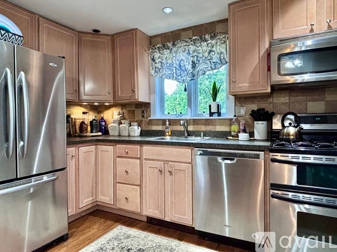 Utica House: 649 Parkway East
