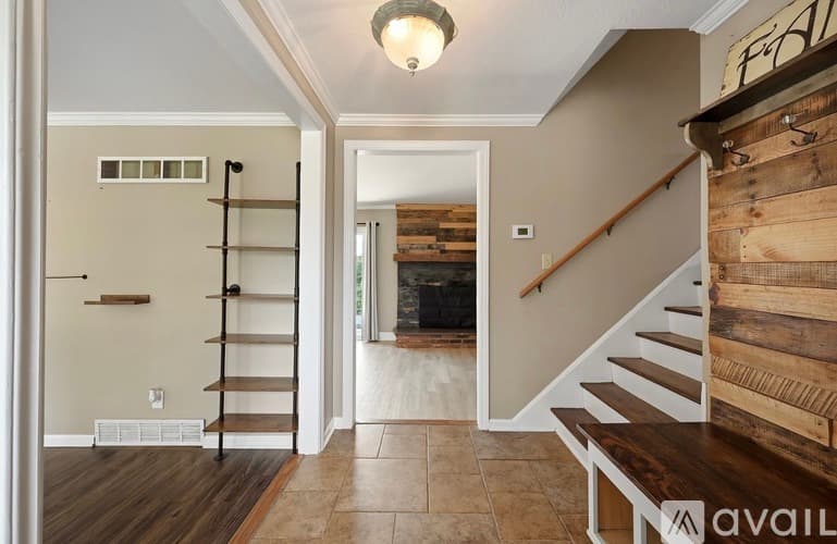 Leawood House: 2008 West 84th Street