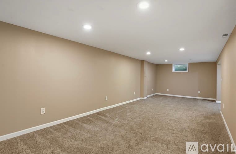 Leawood House: 2008 West 84th Street