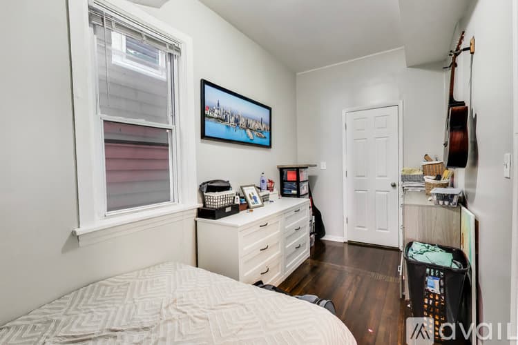 Chicago Apartment: 2955 North Gresham Avenue