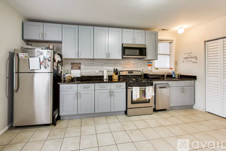 Chicago Apartment: 2955 North Gresham Avenue