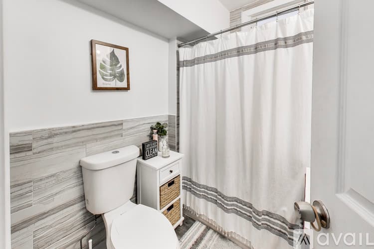Chicago Apartment: 2955 North Gresham Avenue