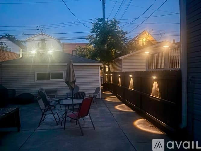 Chicago Apartment: 2955 North Gresham Avenue