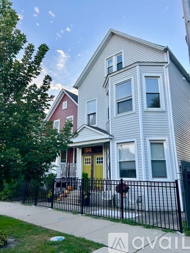 Chicago Apartment: 2955 North Gresham Avenue