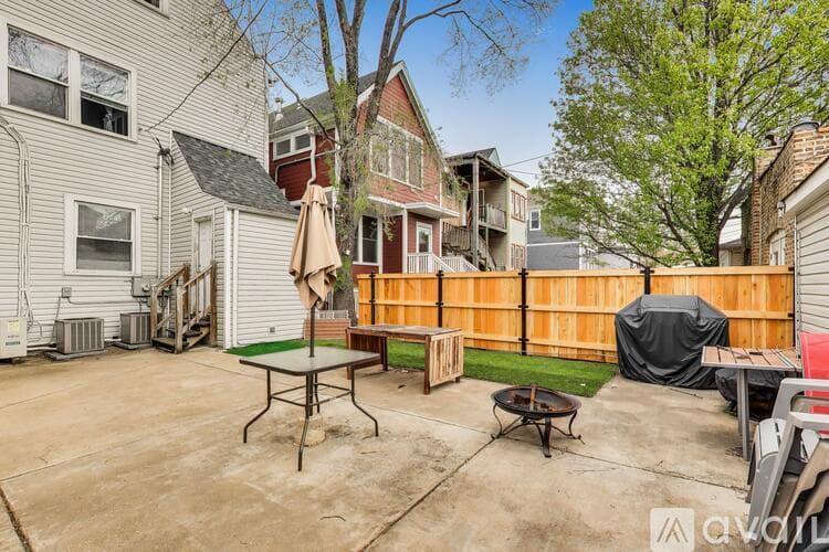 Chicago Apartment: 2955 North Gresham Avenue