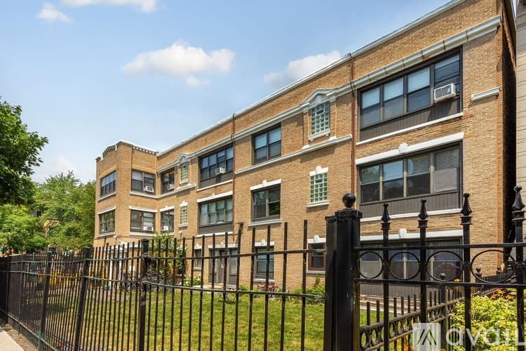 Chicago Apartment: 4555 Malden St