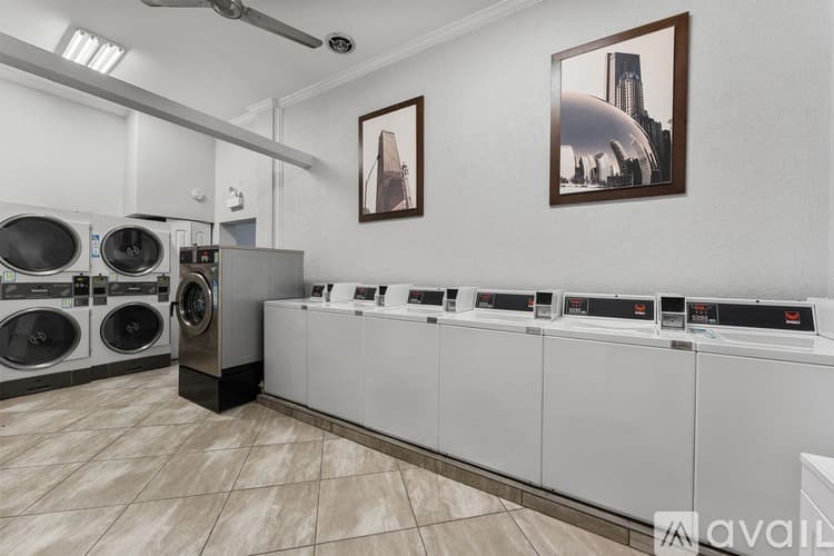 Chicago Apartment: 4520 N Clarendon Ave