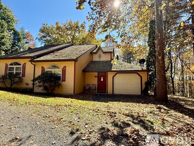 Montoursville House: 598 Tallman Hollow Rd