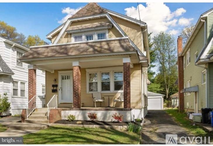 Collingswood House: 28 East Coulter Avenue