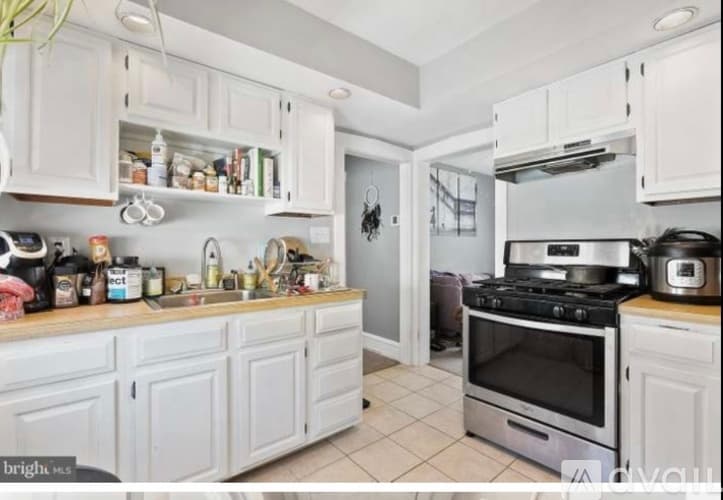 Collingswood House: 28 East Coulter Avenue