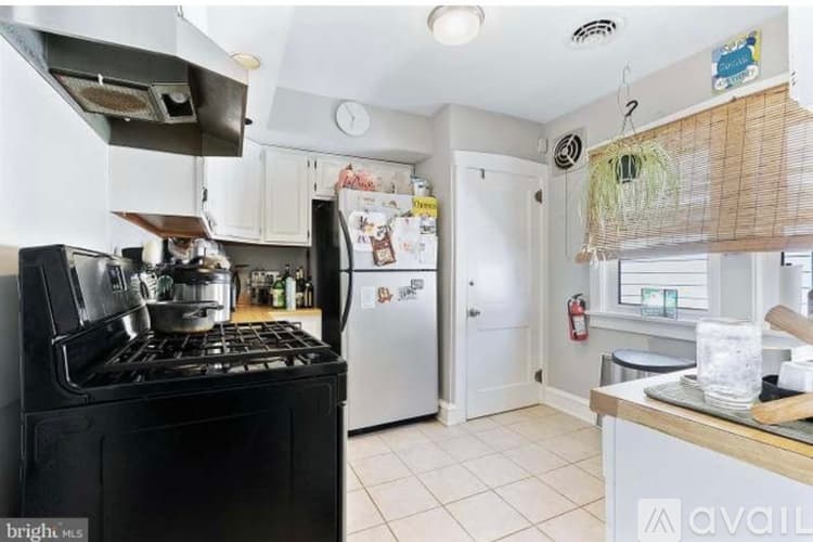 Collingswood House: 28 East Coulter Avenue