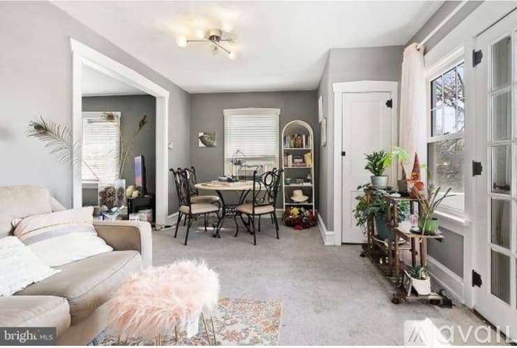 Collingswood House: 28 East Coulter Avenue