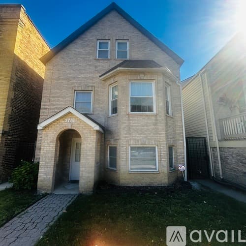 Chicago Apartment: 3755 N Christiana Ave